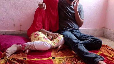 Girlfriend Ko Dost Ke Sath Milkar Ganda Kaam Kiya - Desi Threesome Viral Mms - hclips.com - India