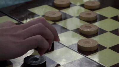 Threesome With Two Chicks Who Love Playing Checkers - drtuber.com