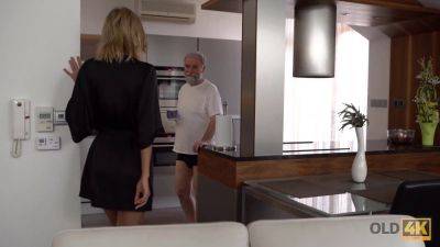 Jenny Smart seduces old man with coffee for a steamy threesome - sexu.com - Czech Republic