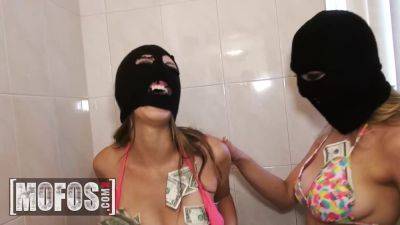 Alli Rae & Jade Nile Get Wild with Threesome Fun After Robbery - sexu.com