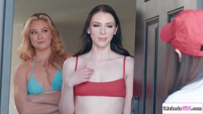 Petite delivery crew having threesome with lesbian teens - hotmovs.com
